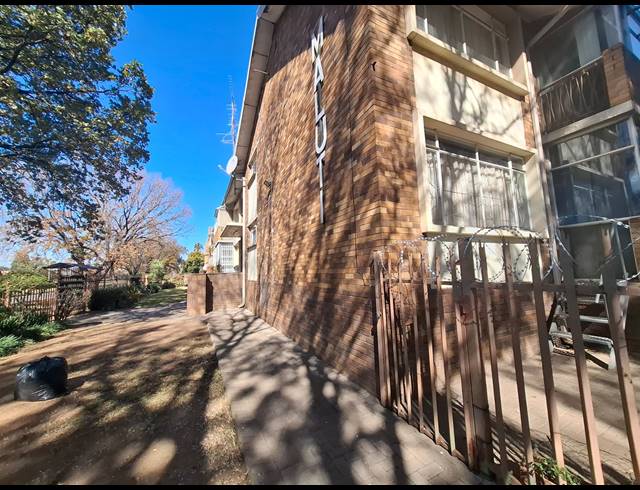 2 BEDROOM FLAT FOR SALE IN VANDERBIJLPARK CW 3